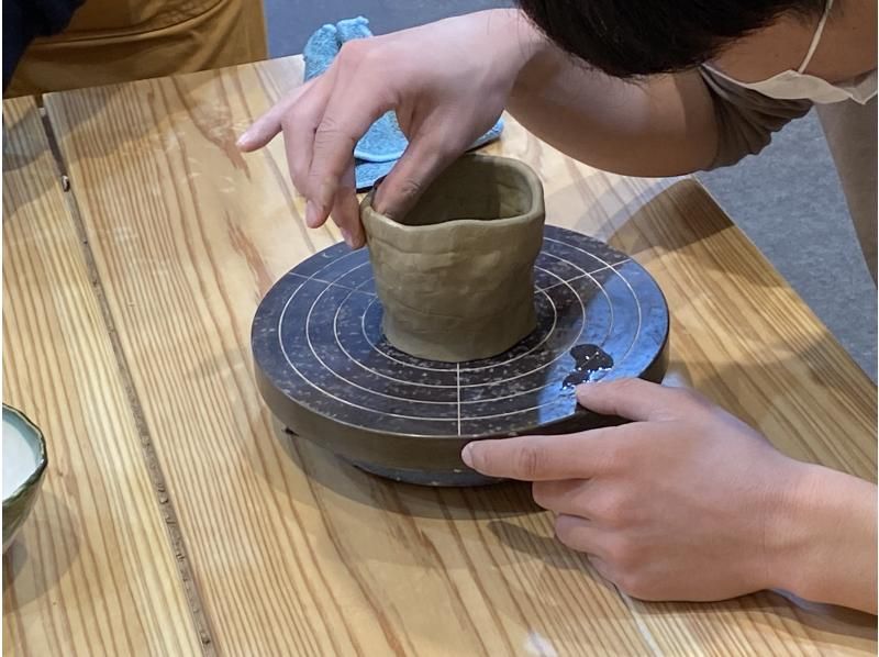 [Kyoto] Experience Kyoto ware and Kiyomizu ware pottery at Umekoji! Feel free to make it by hand using a hand-cranked potter's wheel! A one-of-a-kind vessel in the world to commemorate your trip ♪ Beginners can feel at ease with careful guidance! 2 minutes walk from stationの紹介画像