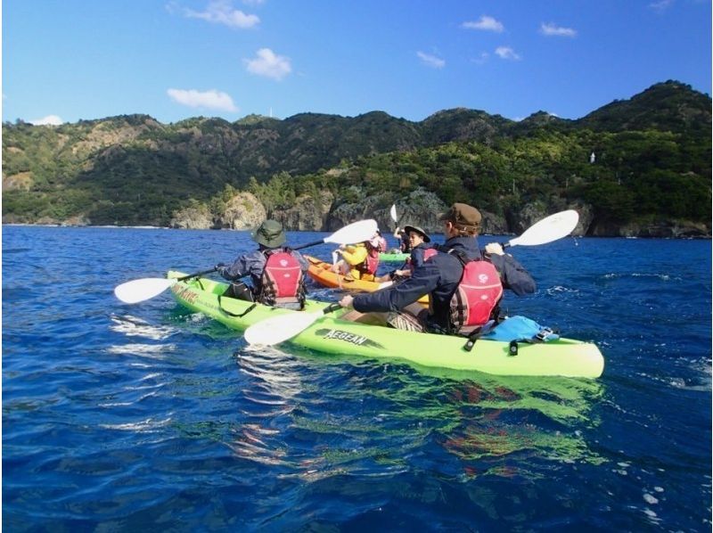 東京小笠原群島 藍色大海中的海上皮划艇