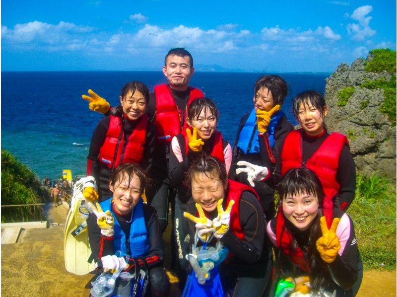  [ 오키나와 파랑의 동굴] 귀여운 물고기와 푸른 동굴 스노클링! 사진 무제한 & 먹이 부착과 별의 모래도 선물 の紹介画像