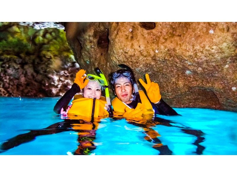  [ Okinawa・ Blue cave】 Cute fish and blue cave snorkel! Unlimited photos & baited with gifts