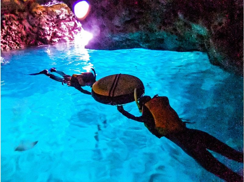  [ Okinawa・ Blue cave】 Cute fish and blue cave snorkel! Unlimited photos & baited with gifts and sand from stars の紹介画像
