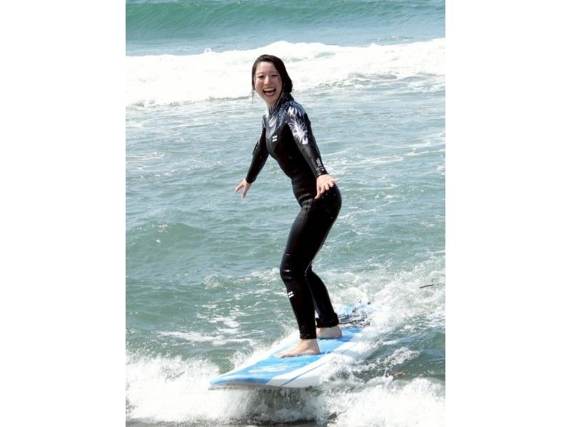 [Surfing experience] Surfing class by an NSA 3rd class certified rider ☆ Photography included ☆ Debut surfing at the best location!の紹介画像