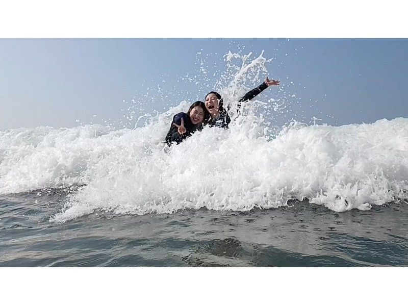 [Surfing experience] Surfing class by an NSA 3rd class certified rider ☆ Photography included ☆ Debut surfing at the best location!の紹介画像