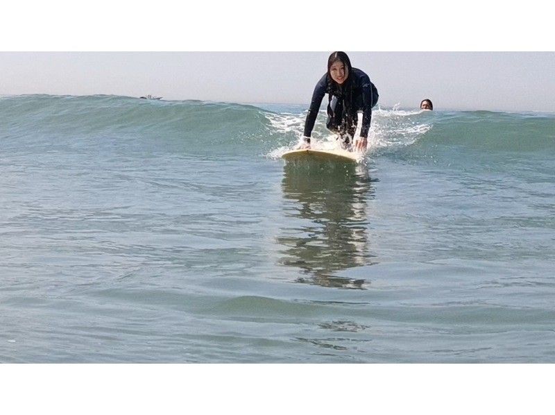サーフィン体験教室(撮影付き)ボードの上に立つことを目指そう！の紹介画像