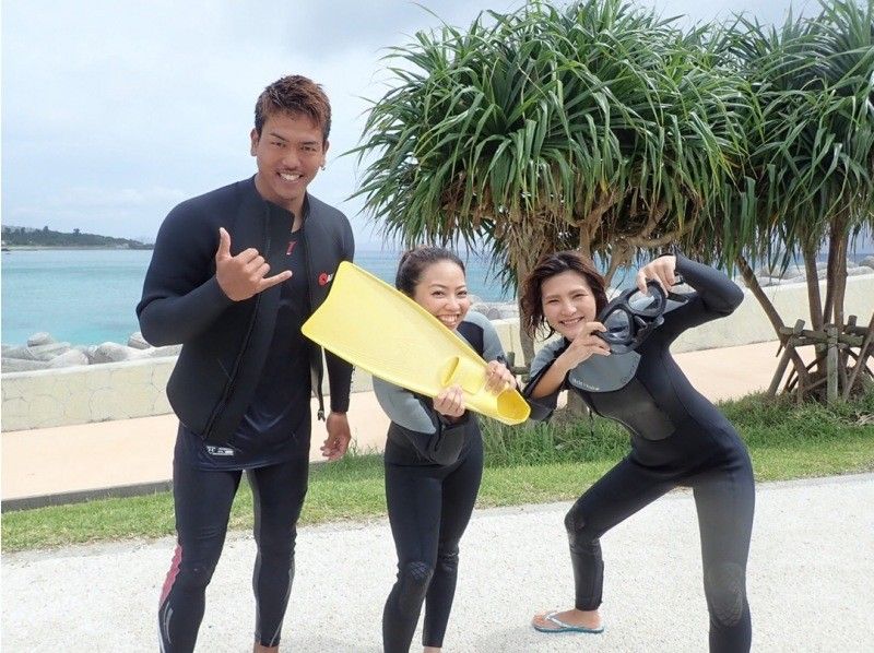 [Okinawa, Motobu Town] Swim even in the winter! Experience diving at Gorilla Chop Beach ♪ Free winter wetsuit rentals available, even for first-time scuba divers!の紹介画像