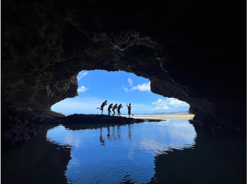 Super Summer Sale 2024 Last year, the chance of encountering sea turtles was 100%! Same-day reservations accepted! Blue cave exploration & sea turtle snorkeling - beginners welcome - free pick-up and drop-off, photosの紹介画像