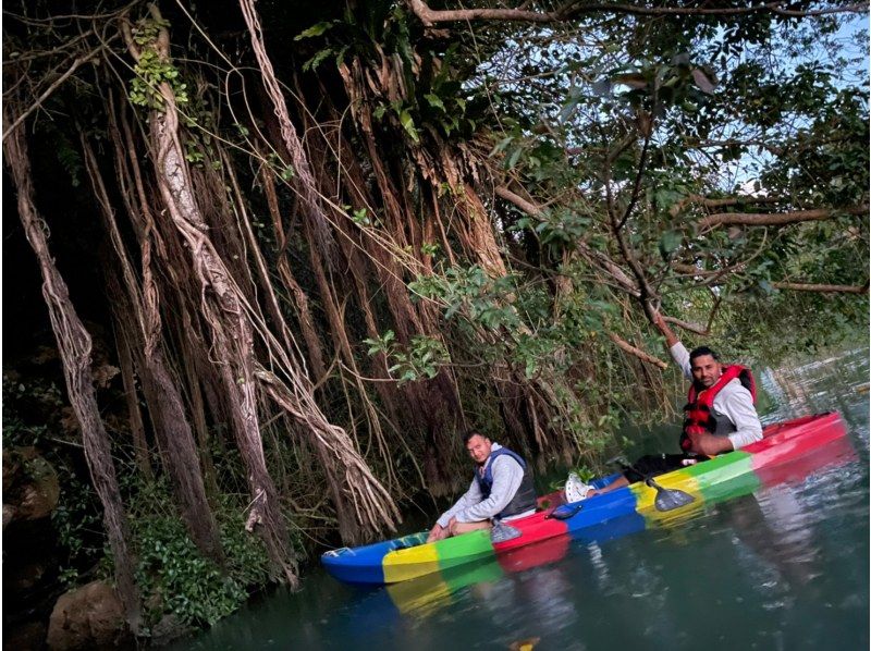 Okinawa/Kadena [Family discount] 1 child free & half price! Night kayaking that can be enjoyed by ages 2 and above ♪ 《Safe for first-timers ♪ ・Free shooting data ・Free smartphone case rental》の紹介画像