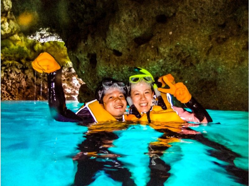 [오키나와파랑의 동굴] 세트 코스! 수중 사진 & 별의 모래 선물, 먹이주기 체험도 무료の紹介画像