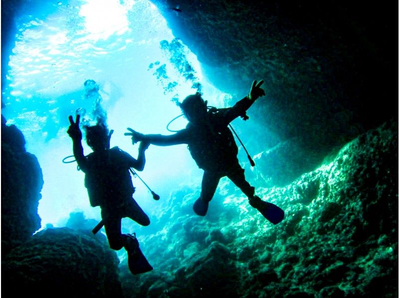 【沖縄・青の洞窟】 贅沢セットコース！水中写真撮影プレゼント、餌付け体験も無料の紹介画像