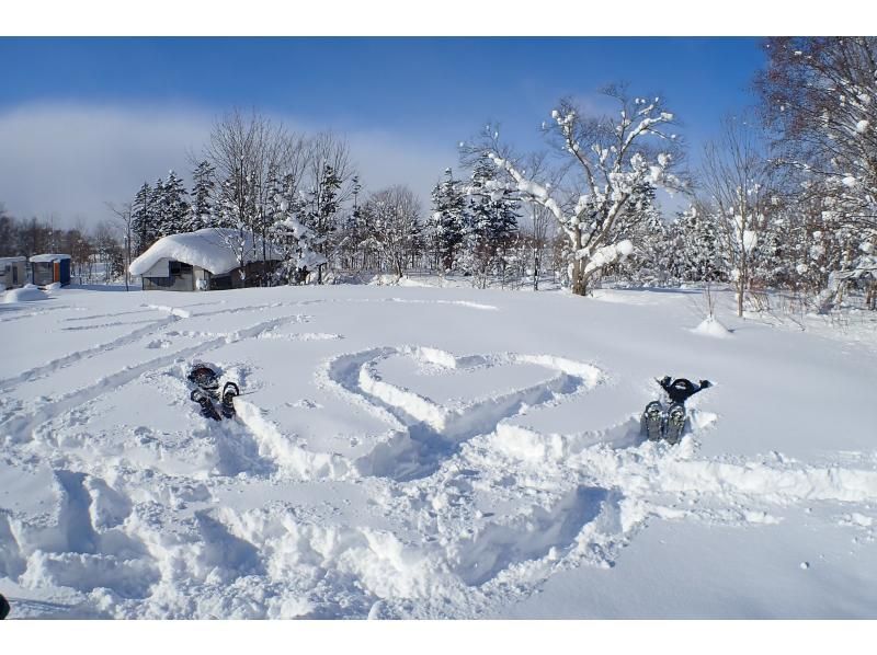 【北海道・道東】 冬のオホーツク・大空町でわくわくドキドキ氷結・結氷の湖と雪原でスノーシュ体験ツアー、送迎付きの紹介画像