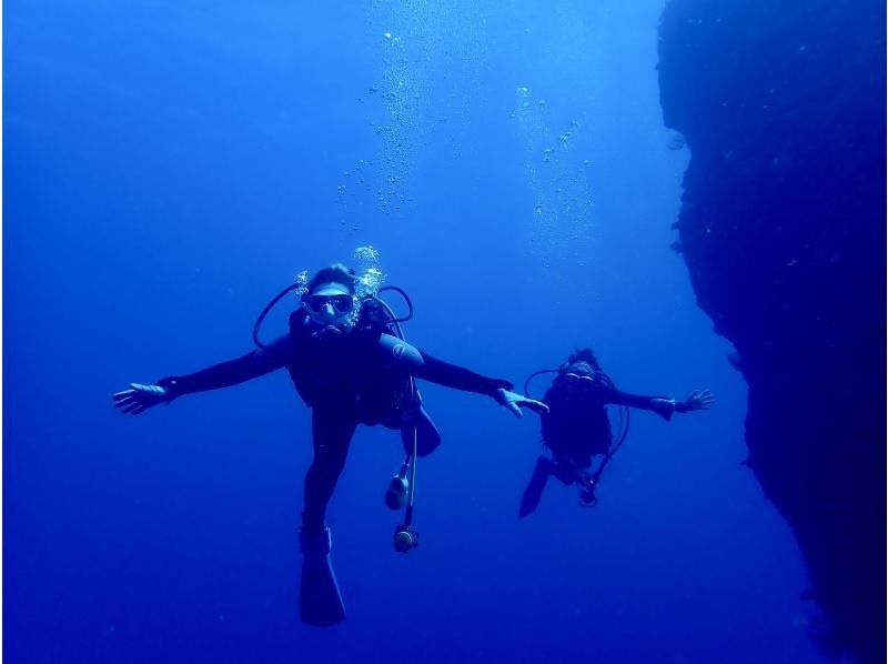 [恩納村萬座毛體驗船潛2 From Dive]工作人員推薦的秘密地點✨放鬆和感動的潛水體驗✨任意數量的照片和視頻都是免費的の紹介画像