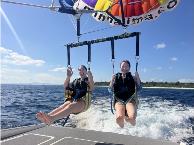 Okinawa, Minnajima [Plan A: Parasailing, Boat Snorkeling, and Day Trip to the Beach] Includes a round-trip boat ticket to Minnajima, lunch, one parasol, and a photo shoot!の紹介画像