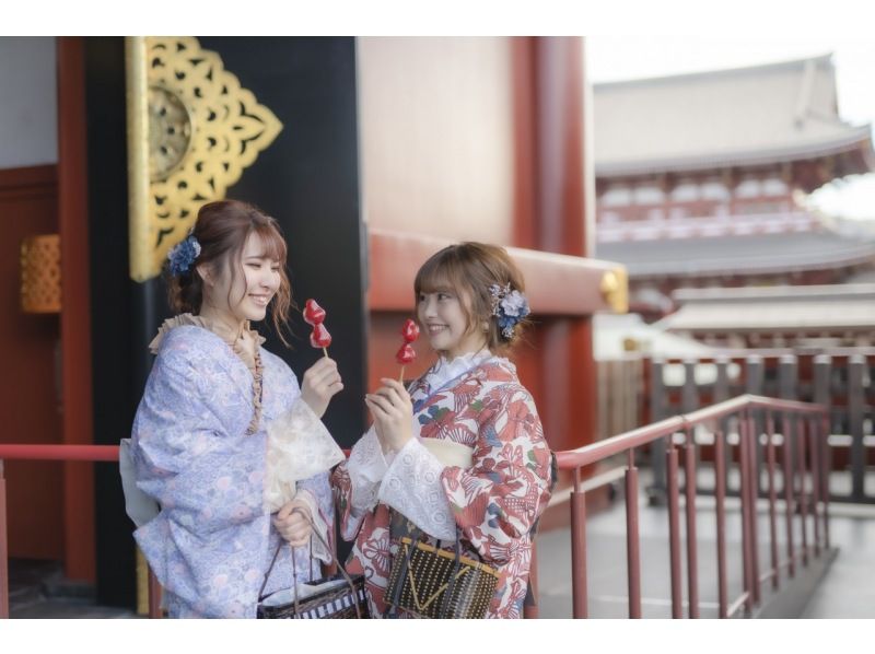 A group of women who rent kimonos and enjoy eating while walking at the kimono rental VASARA Asakusa Ekimae store