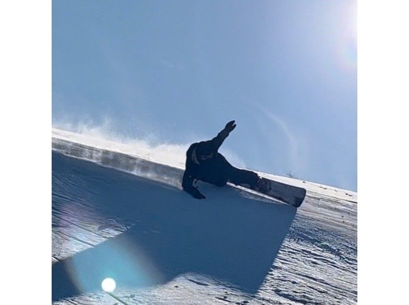 [Nagano Prefecture/Lake Shirakaba area] Alpine snowboarding (2-hour plan for form checking and follow-up shots)の紹介画像