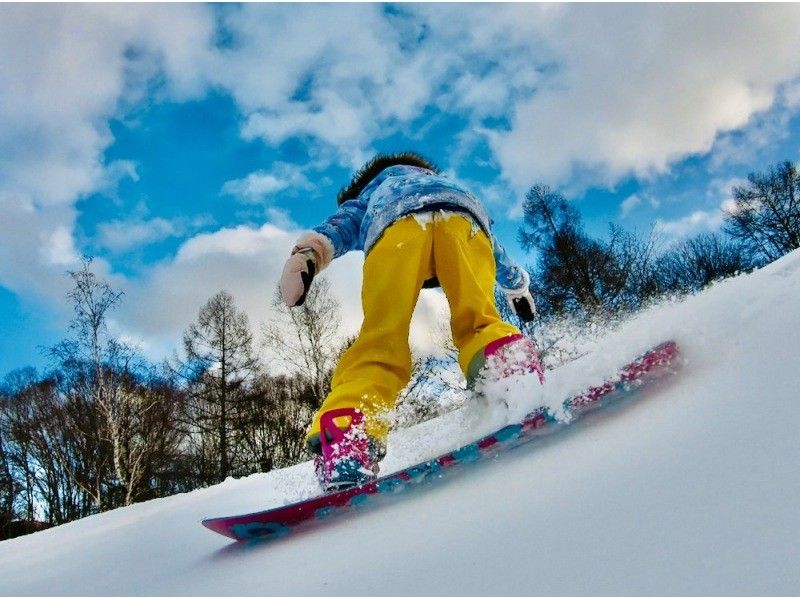 Spring sale underway [Nagano Prefecture/Lake Shirakaba area] Alpine snowboarding (2-hour plan for form checking and follow-up shots)の紹介画像