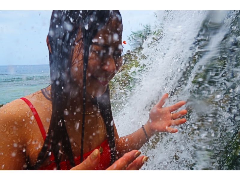 【沖縄・八重瀬】1組限定のガイド完全貸し切り☆トレッキングで滝を目指す！写真・動画全てプレゼント、器材レンタル無料！那覇から車で30分！の紹介画像