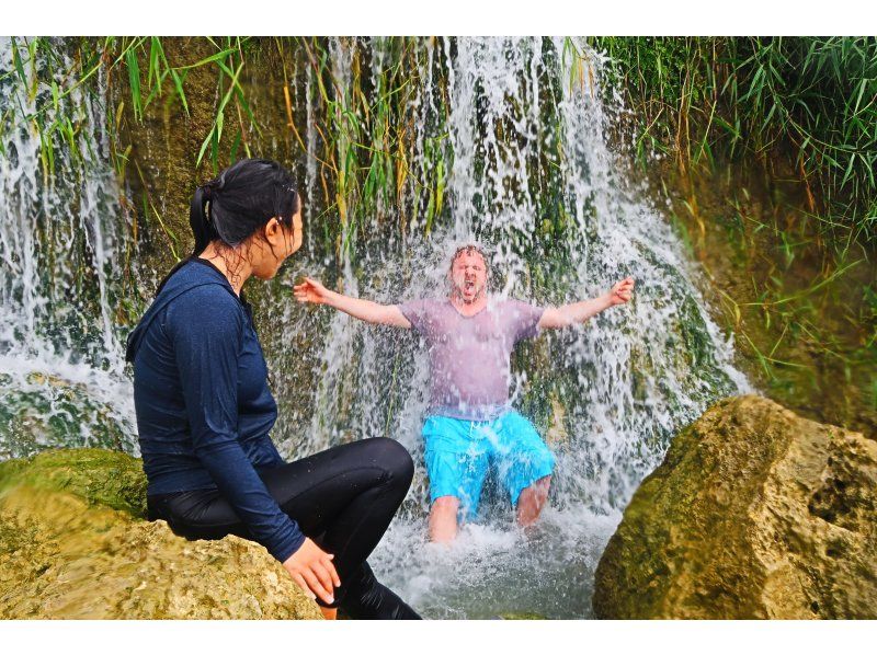 【沖縄・八重瀬】1組限定のガイド完全貸し切り☆トレッキングで滝を目指す！写真・動画全てプレゼント、器材レンタル無料！那覇から車で30分！の紹介画像