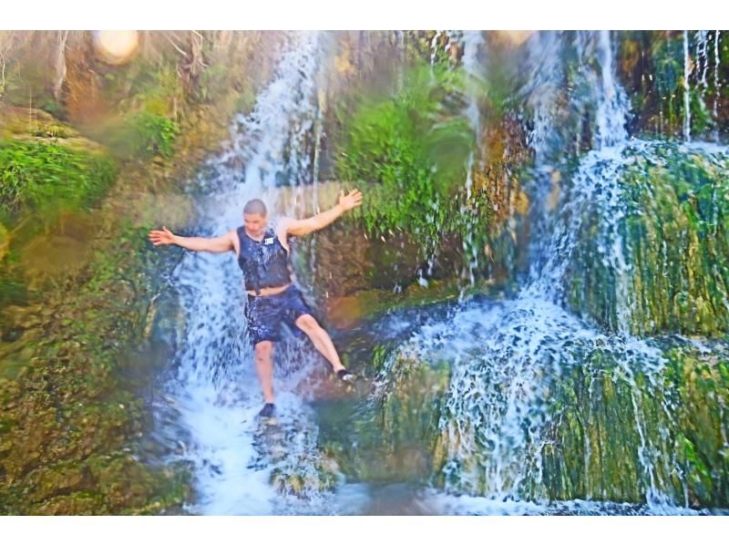 【沖縄・八重瀬】1組限定のガイド完全貸し切り☆トレッキングで滝を目指す！写真・動画全てプレゼント、器材レンタル無料！那覇から車で30分！の紹介画像