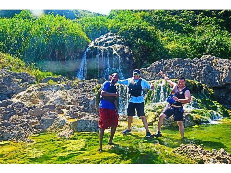 【沖縄・八重瀬】1組限定のガイド完全貸し切り☆トレッキングで滝を目指す！写真・動画全てプレゼント、器材レンタル無料！那覇から車で30分！の紹介画像