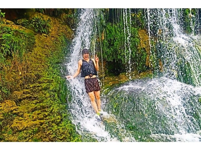 【沖縄・八重瀬】1組限定のガイド完全貸し切り☆トレッキングで滝を目指す！写真・動画全てプレゼント、器材レンタル無料！那覇から車で30分！の紹介画像