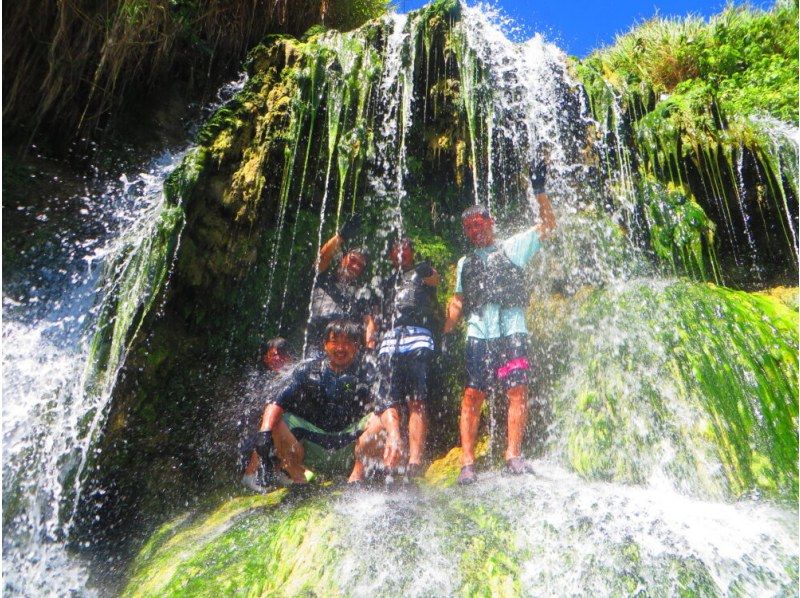 【沖縄・八重瀬】1組限定のガイド完全貸し切り☆トレッキングで滝を目指す！写真・動画全てプレゼント、器材レンタル無料！那覇から車で30分！の紹介画像