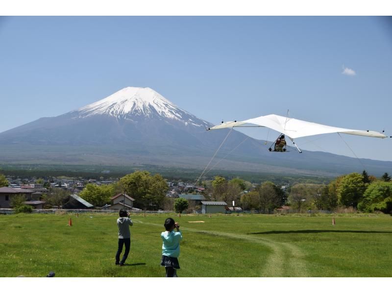 Hang Glider Tow Flight with a View of Mt. Fujiの紹介画像
