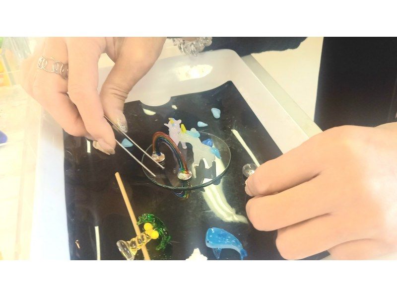 【秋田|横手】雪やキラキラのラメが舞い散る、ガラスのお人形を入れたオリジナルスノードーム作りの紹介画像