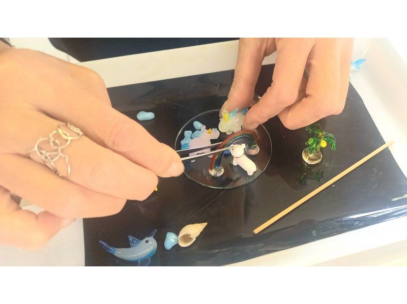 【秋田|横手】雪やキラキラのラメが舞い散る、ガラスのお人形を入れたオリジナルスノードーム作りの紹介画像