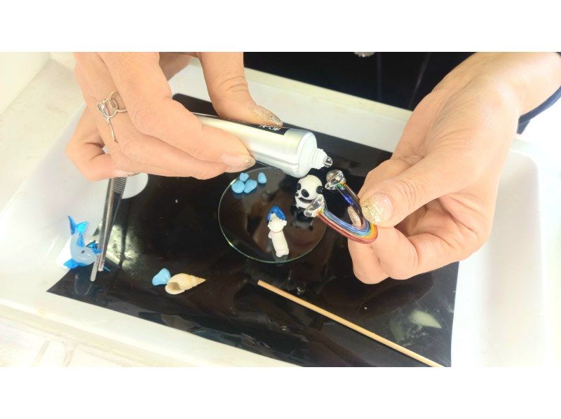 【秋田|横手】雪やキラキラのラメが舞い散る、ガラスのお人形を入れたオリジナルスノードーム作りの紹介画像