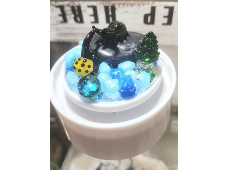 【秋田|横手】雪やキラキラのラメが舞い散る、ガラスのお人形を入れたオリジナルスノードーム作りの紹介画像