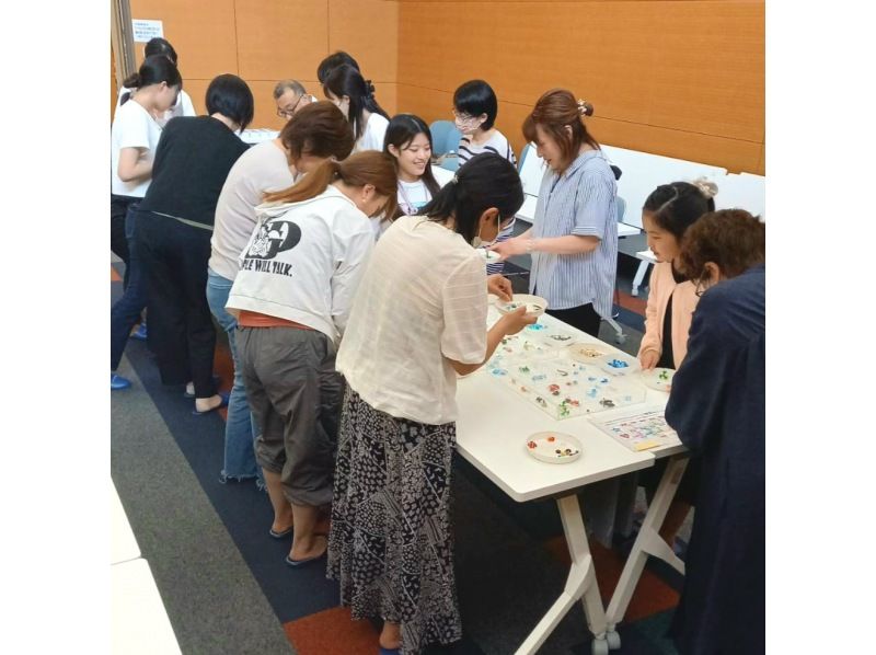 【秋田|横手】雪やキラキラのラメが舞い散る、ガラスのお人形を入れたオリジナルスノードーム作りの紹介画像