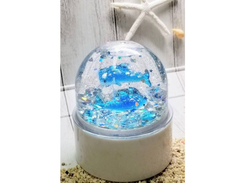 【秋田|横手】雪やキラキラのラメが舞い散る、ガラスのお人形を入れたオリジナルスノードーム作りの紹介画像