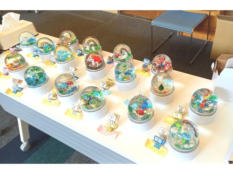 【秋田|横手】雪やキラキラのラメが舞い散る、ガラスのお人形を入れたオリジナルスノードーム作りの紹介画像