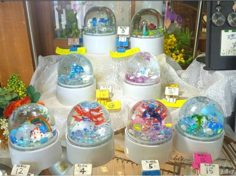 【秋田|横手】雪やキラキラのラメが舞い散る、ガラスのお人形を入れたオリジナルスノードーム作りの紹介画像