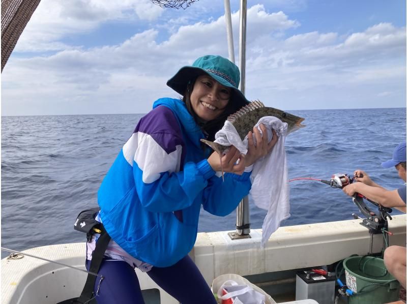 [Okinawa Kadena] National travel support target! Regional coupons available! Go with a female fisherman! Uminchu fishing experience 2 hour courseの紹介画像