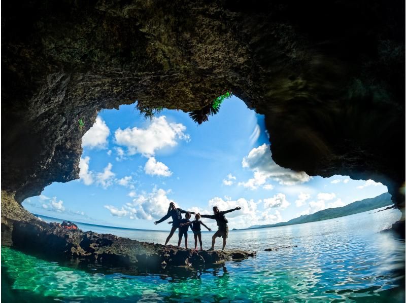 【石垣島/1日】青の洞窟探検！遭遇率95%ウミガメシュノーケル&クリアSUPクルージング《写真、送迎無料★》の紹介画像