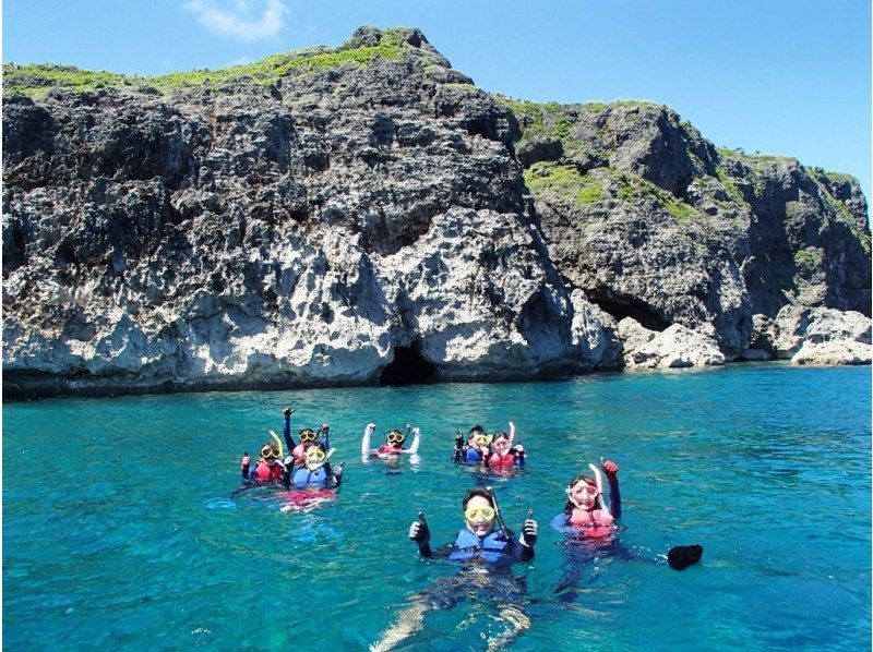 【沖縄・伊良部島】＜宮古島でココだけ！＞青の洞窟シュノーケル ＋大龍門シーカヤック探検＋グラスボート遊覧　～スペシャルミックスツアー～の紹介画像