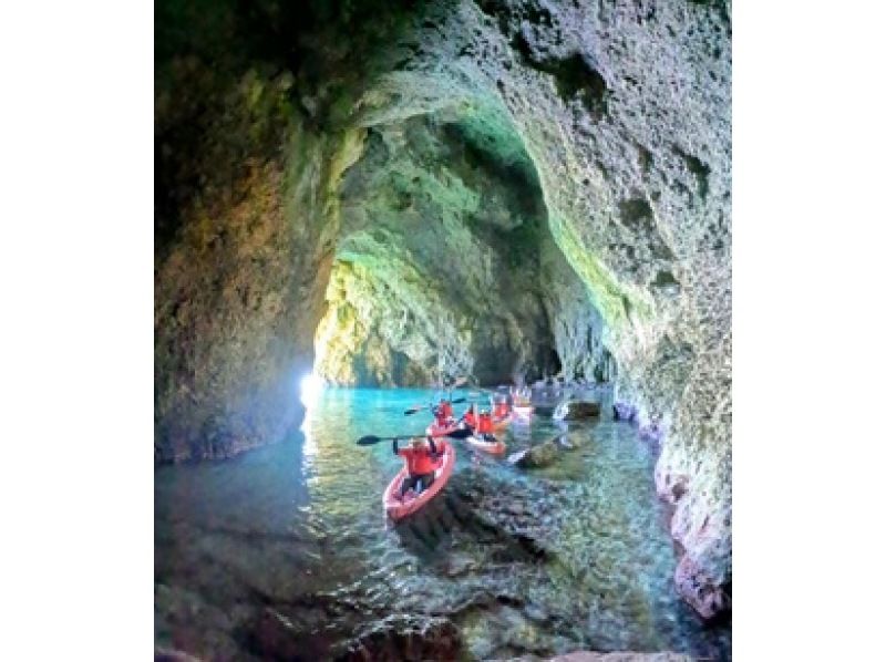 【沖縄・伊良部島】＜宮古島でココだけ！＞青の洞窟シュノーケル ＋大龍門シーカヤック探検＋グラスボート遊覧　～スペシャルミックスツアー～の紹介画像