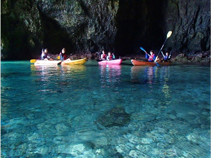 【沖縄・伊良部島】＜宮古島でココだけ！＞青の洞窟グラスボート周遊♪＋高さ約20ｍ！【大龍門】シーカヤック探検♪の紹介画像