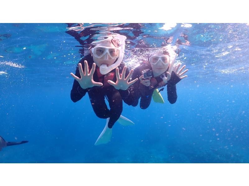 宮古島【定番の青の洞窟&大人気ウミガメシュノーケルツアー】ウミガメ遭遇率驚異の99％！ドローン撮影込み！女性・カップルにオススメ！！の紹介画像