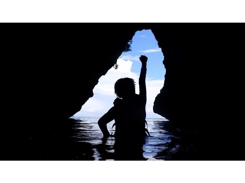 宮古島【定番の青の洞窟&大人気ウミガメシュノーケルツアー】ウミガメ遭遇率驚異の99％！ドローン撮影込み！女性・カップルにオススメ！！の紹介画像