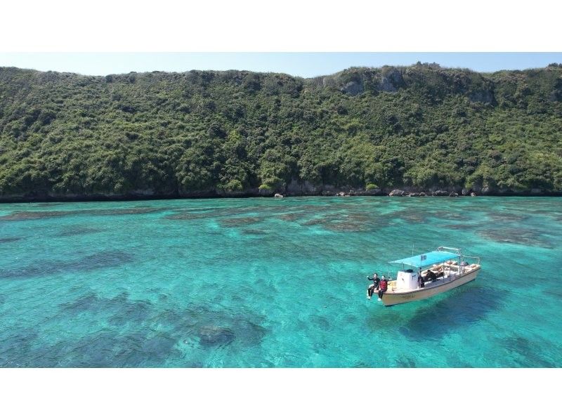 宮古島｜伊良部島【定番の青の洞窟&大人気ウミガメシュノーケルツアー】ウミガメ遭遇率99％！ドローン撮影込み！ファミリー・カップルにオススメ！の紹介画像