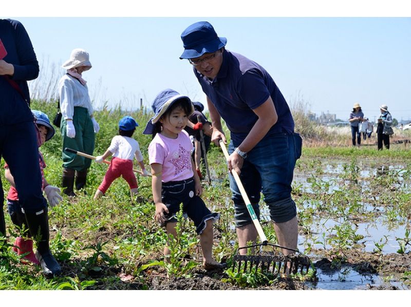 ผู้ปกครองและเด็ก ๆ เพลิดเพลินกับการทำนา Yaoki Farmers Club