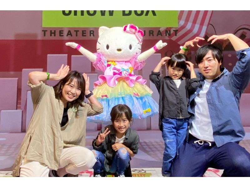 Pasona Smile Co., Ltd. A family enjoying the HELLO KITTY SHOW BOX