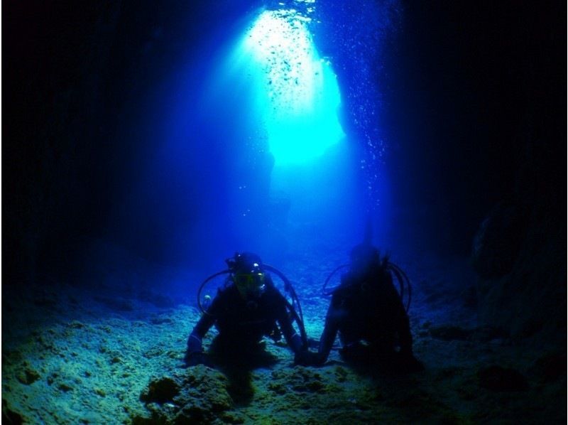 [Regional coupon correspondence] [Okinawa blue cave] Experience diving tour by boat! With 10 great free benefits [Probability of operation, comfortable facility No. 1] Plan with SD cardの紹介画像