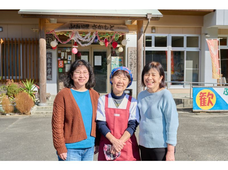 地元のお母さん達が笑顔と郷土料理でおもてなしの紹介画像