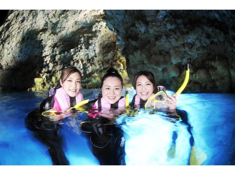 [Okinawa Blue Cave] Boat snorkel tour! 11 free benefits and SD card includedの紹介画像