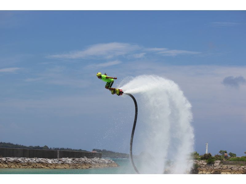 [Okinawa Nago] Flying brilliantly in the blue sea, a video that shines with flyboard option shooting ☆ Option instructor can shoot with Insta360 ☆の紹介画像