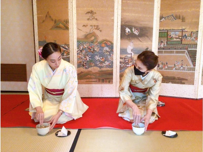 [Kawaramachi, จังหวัดเกียวโต] สัมผัสประสบการณ์พิธีชงชากิโมโนที่ทาวน์เฮาส์ทรัพย์สินทางวัฒนธรรมอันเก่าแก่ (พร้อมเช่าชุดกิโมโนหนึ่งวัน)の紹介画像
