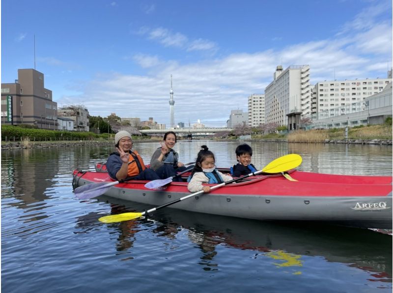 A family enjoying a canoe tour organized by Adventure Magic